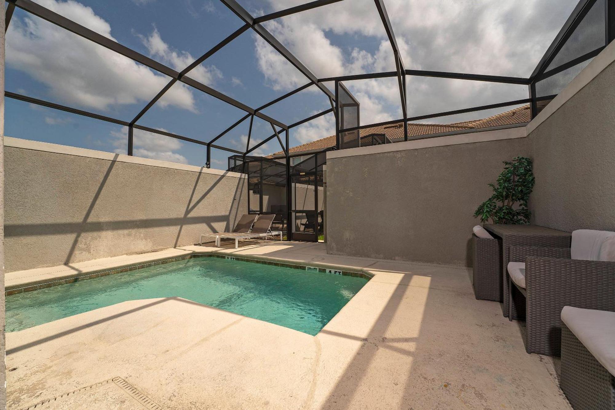 With A Pool In A In Kissemmee